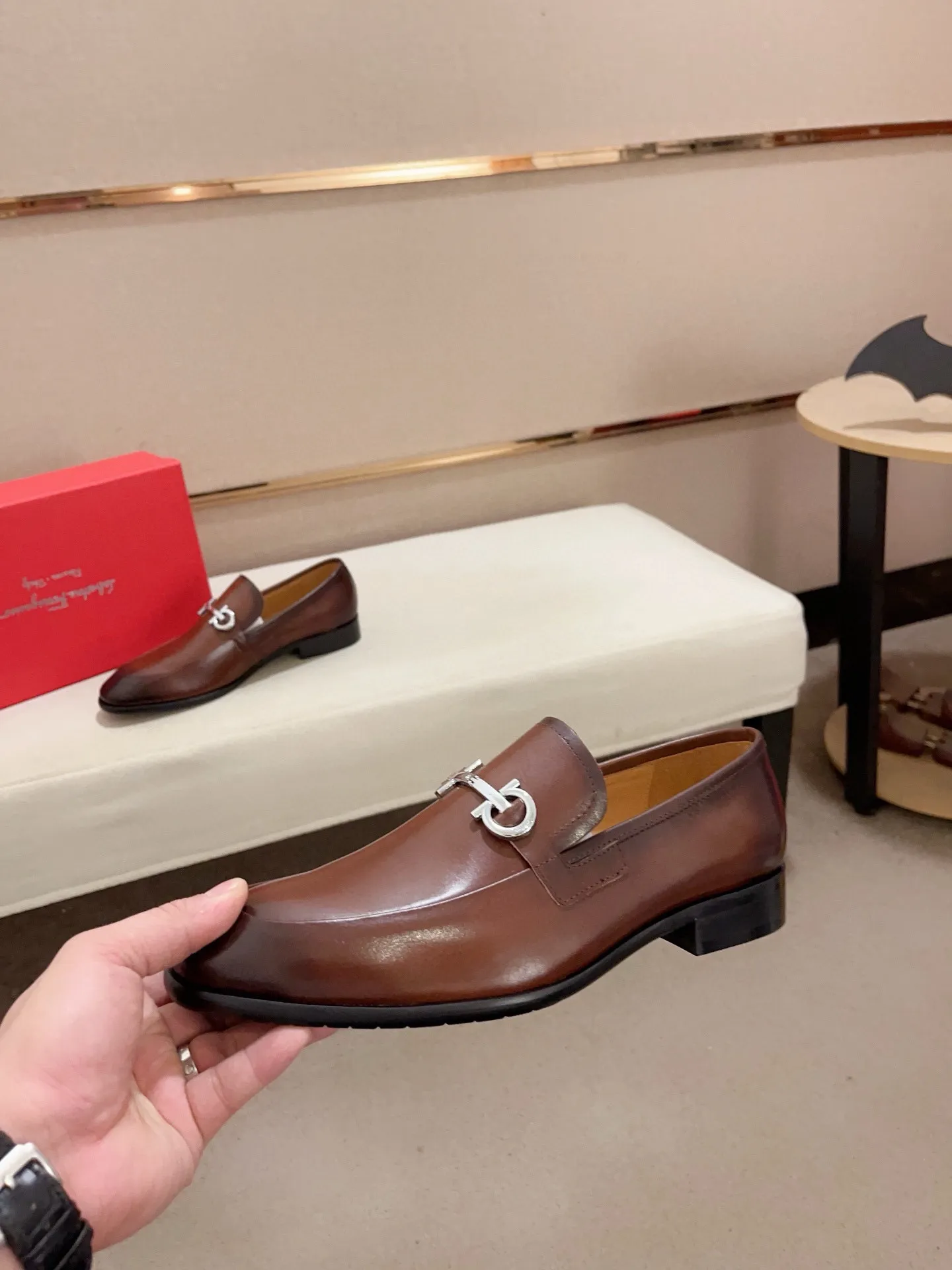 Men's shoes💰: 540💰 High version Ferragamo quality! 🆕🆕Exclusive hot-selling products in stock🔥🔥New products on the shelves, high-quality shoes, high-end driving shoes, with complete packaging! 💪 💪 Material: imported patented cowhide 🐂 + imported high-quality water-dyed cowhide lining + wear-resistant outsole 👍🏻👍🏻 Features: high-end and comfortable, purely handmade 🚀 🚀 Create the perfect shoes that suit you best 🔥 🔥 Size: (38-44) Can be customized 45 non-returnable!